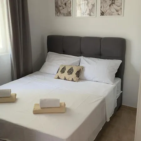 J&m 2 - One Bedroom With Terrace Рогозница