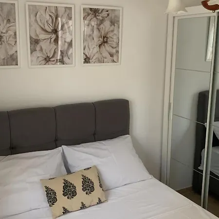 J&m 2 - One Bedroom With Terrace Апартаменты *