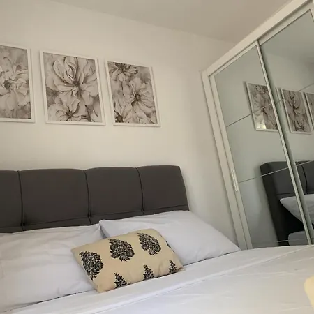 J&m 2 - One Bedroom With Terrace Apartment