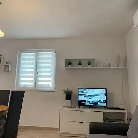 J&m 2 - One Bedroom With Terrace *